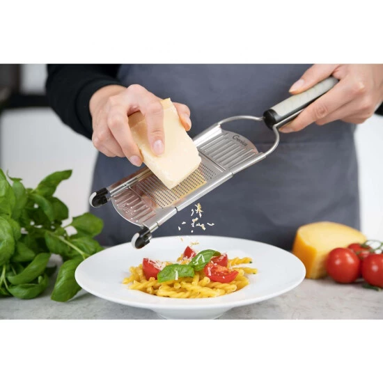 Großhandel ⭐ Genius Nicer Dicer Speed Set 9-tlg Multihobel - Verstellbarer V Hobel Mit 3 Einsätzen, Schneidguthalter & Auffangbehälter 550ml; A34224 🛒 6 Großhandel ⭐ Genius Nicer Dicer Speed Set 9-tlg Multihobel - Verstellbarer V Hobel Mit 3 Einsätzen, Schneidguthalter & Auffangbehälter 550ml; A34224 🛒 – Bild 4